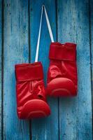 paire de gants de boxe rouges photo