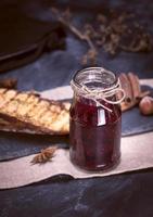 bocal en verre avec confiture de framboise photo