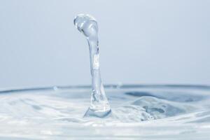 gouttes d'eau sur la surface de l'eau photo