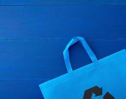 sac réutilisable en viscose bleue sur fond de bois bleu photo