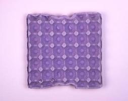 plateau de protection violet pour oeufs de poule crus avec alvéoles photo