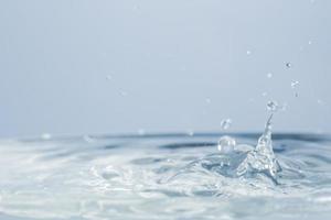 gouttes d'eau sur la surface de l'eau photo