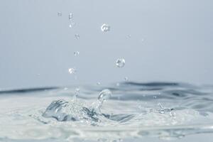 gouttes d'eau sur la surface de l'eau photo