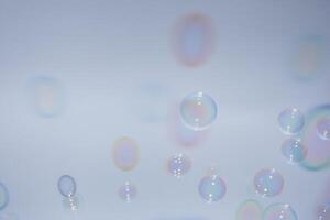 bulles devant fond blanc grisâtre photo