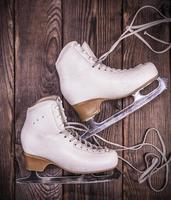 patins en cuir blanc femme pour le patinage artistique photo