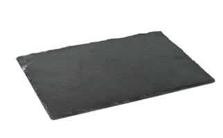 planche rectangulaire en pierre d'ardoise noire isolée sur fond blanc, ustensiles pour servir de la nourriture photo