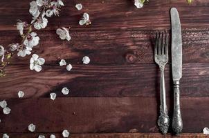 couteau et fourchette de coutellerie sur une table brune photo