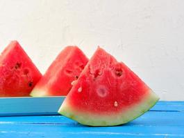 triangles tranchés melon d'eau rond rouge mûr avec graines photo