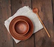 assiettes en céramique marron vides sur une table en bois photo