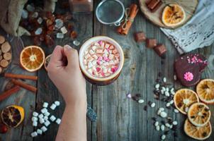 la main humaine tient une tasse avec une boisson photo