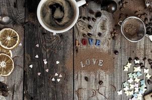 café et une inscription aiment la surface en bois grise photo