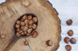 noisette décortiquée à la cuillère en bois photo