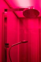 salle de bain douche rouge photo