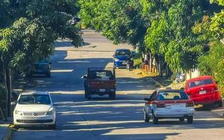 puerto escondido oaxaca mexique 2022 route très fréquentée conduisant des voitures embouteillage puerto escondido mexique. photo