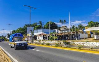 puerto escondido oaxaca mexique 2022 route très fréquentée conduisant des voitures embouteillage puerto escondido mexique. photo