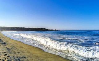 plage de vagues de surfeurs extrêmement énormes la punta zicatela mexique. photo