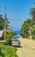 puerto escondido oaxaca mexique 2022 route très fréquentée conduisant des voitures embouteillage puerto escondido mexique. photo