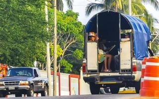 puerto escondido oaxaca mexique 2022 route très fréquentée conduisant des voitures embouteillage puerto escondido mexique. photo