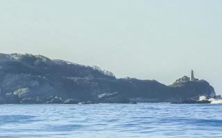 plage de vagues de surfeurs extrêmement énormes la punta zicatela mexique. photo