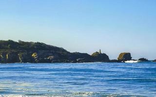 plage de vagues de surfeurs extrêmement énormes la punta zicatela mexique. photo