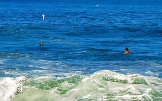 surfeur surfant sur une planche de surf sur de hautes vagues à puerto escondido mexique. photo