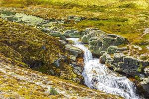gorge rochers falaise et cascade rivière rondane parc national norvège. photo