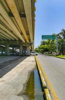 playa del carmen quintana roo mexique 2021 coloré rue route autoroute pont paysage urbain playa del carmen mexique. photo