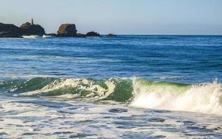 plage de vagues de surfeurs extrêmement énormes la punta zicatela mexique. photo