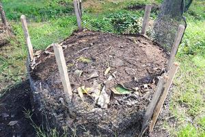 biocompostage - bio-déchets frais et compost dans le jardin avec des déchets alimentaires et des feuilles de bananier mélangés à de la terre pour être utilisés comme engrais dans les cultures en croissance photo