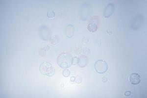 bulles devant fond blanc grisâtre photo