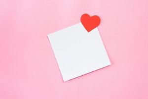 papier blanc carré avec un petit coeur doux pour les maquettes de cartes de voeux photo