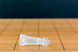 verre d'échecs sur un échiquier en bois photo