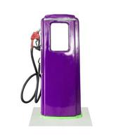 pompe à carburant violet vintage sur fond blanc photo