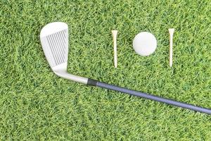 club de golf et balle de golf sur l'herbe verte photo