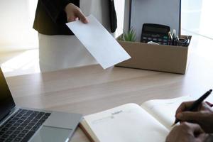 les femmes d'affaires ont des boîtes à usage personnel et envoient des lettres de démission aux cadres. y compris sur la démission de postes et de postes vacants. photo