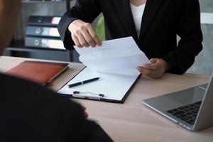 les cadres ouvrent l'enveloppe de démission du personnel. concept de démission de postes et de postes vacants photo