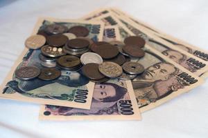 billets en yen japonais et pièces en yen japonais pour fond de concept d'argent photo