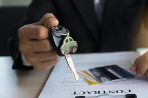 L'agence a envoyé les clés de la voiture au propriétaire après avoir pris la voiture pour faire un contrat d'hypothèque pour garantir le prêt. photo