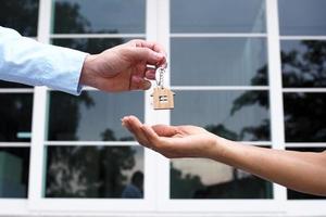 les acheteurs de maison prennent les clés de la maison des vendeurs. vendre votre maison, louer une maison et acheter des idées. photo