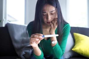 les belles femmes asiatiques sont stressées et inquiètes des résultats de la grossesse. grossesse au-delà des attentes chez les adolescentes photo