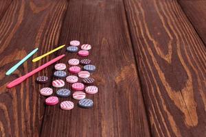 groupe de boutons pour travaux de couture sur table en bois photo