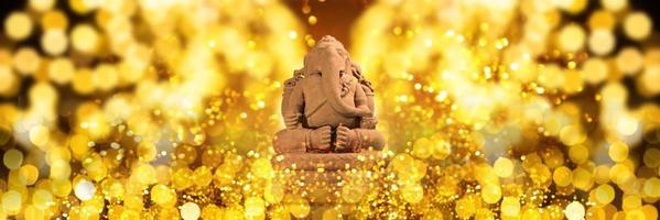 mise au point sélective sur la statue du seigneur ganesha, festival de ganesha. religion hindoue et célébration indienne du concept de festival de diwali sur fond sombre, rouge, jaune. photo