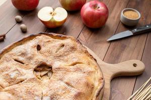 tarte aux pommes maison avec des pommes rouges fraîches photo