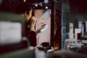 femme takl à la radio talkie-walkie dans le restaurant. photo