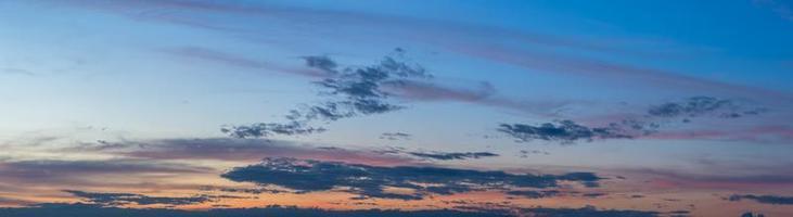 ciel et nuages au coucher du soleil photo