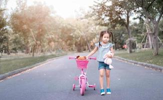 jolie petite fille asiatique dans le parc photo