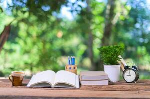 livres et papeterie sur le bureau photo