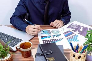 homme d'affaires travaillant à son bureau photo