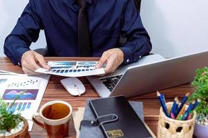 homme d'affaires travaillant à son bureau photo