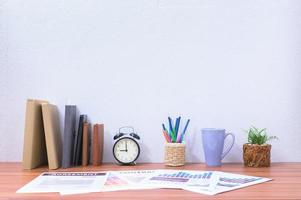 livres et papeterie sur le bureau photo